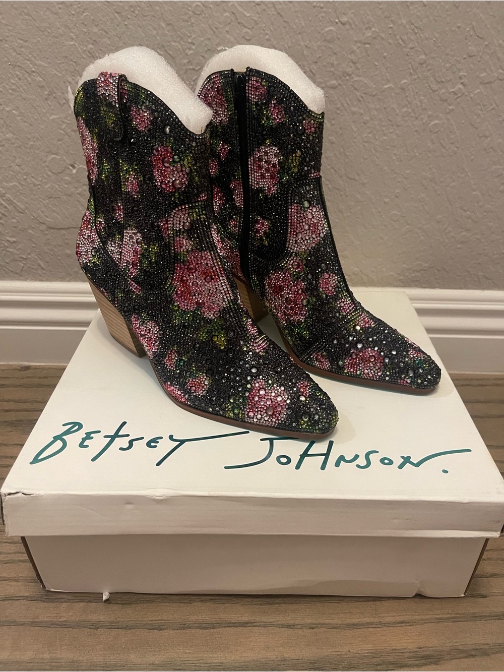 Betsey Johnson Womens SB-DIVA Boot, Rhinestone, 7